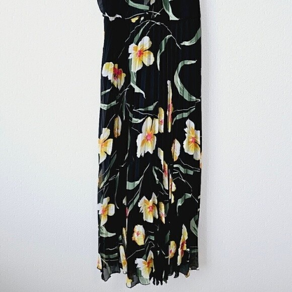 Premier Amour Floral Halter Pleated Chiffon Maxi Dress - Picture 5 of 10